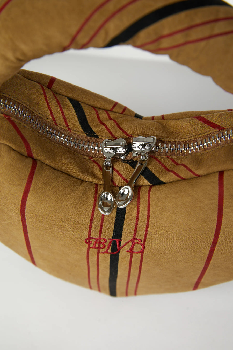 〖WULTMAS X Affection BLVD〗Marshmallow Heart Clutch in Woody